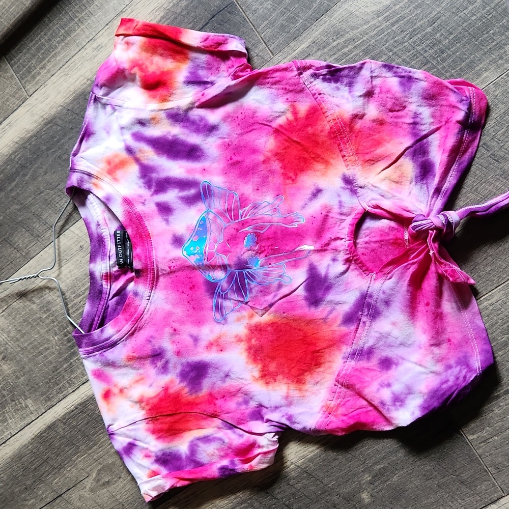 Croped tyedye shirt with mushroom lady